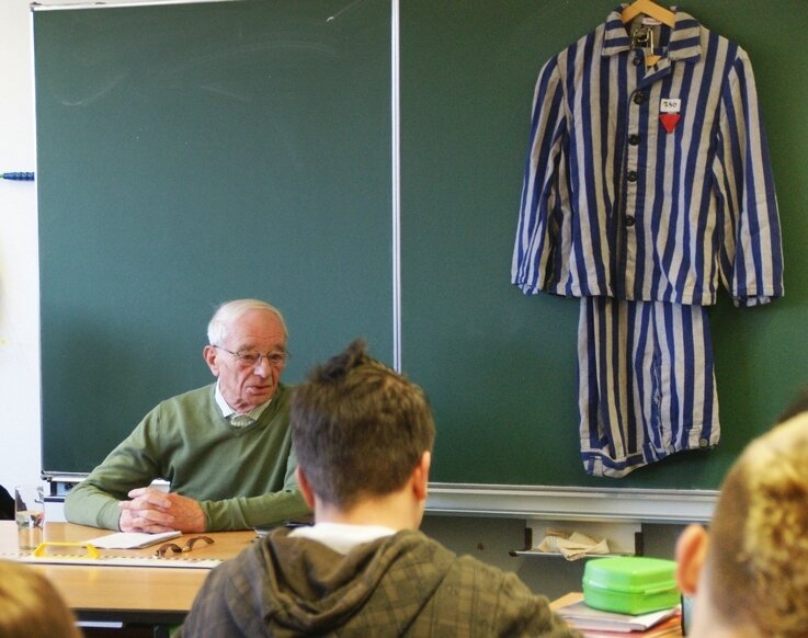 "Der Schoß ist fruchtbar noch, aus dem das kroch" - 
              <p class="artikelinhalt">Der 83 Jahre alte Justin Sonder erzählte Zehntklässlern der Mittelschule Flöha-Plaue, wie er 1943 das KZ Auschwitz überstand. </p>
            