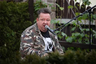 Der schönste Junge aus der DDR: Sebastian Krumbiegel tritt in Zwickauer Biergarten auf - Fast zwei Stunden lang singt Sebastian Krumbiegel teils sehr alte, teils ganz neue, noch nie live aufgeführte Lieder.