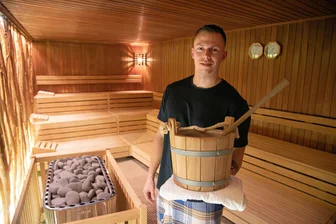 Der schönste Ort bei Schmuddelwetter: Therme in Bad Elster bereit für Weihnachtsansturm - Die Ruhe vor dem (An)Sturm: Jan Micoch bringt mit Aufgussdüften Weihnachtsstimmung in die Sauna. Unter anderem gießt er in diesen Tagen Bratapfelduft auf.