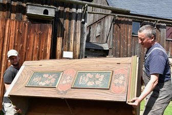Der Schrank der Braut in Landwüst restauriert - Ein Schrank aus dem Jahr 1759 wurde für einen Kammerwagen im Freilichtmuseum Landwüst wieder herrichtet und montiert. Im Foto die Museumsmitarbeiter Michael Kolbe (rechts) und Norman Schöbel.