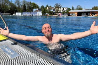 Der Selbsttest zum Saisonstart im Freibad Mittweida: Anbaden macht Lust auf mehr - Redakteur Falk Bernhardt beim Anbaden am 1. Mai im Freibad Mittweida.