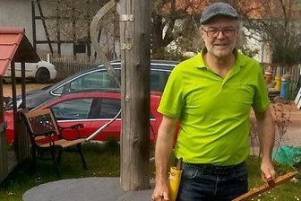 Der Sensenlehrer aus Blankenhain - sein Können hat ihn bis ins Fernsehen gebracht - Mario Knoll bei der Ausübung seines Hobbys. 