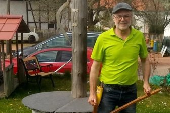 Der Sensenlehrer aus Blankenhain - Mario Knoll bei der Ausübung seines Hobbys.