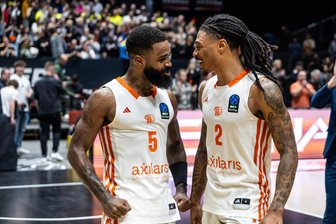 „Der Sieg macht uns hungriger“: Die Stimmen der Niners Chemnitz nach dem Einzug ins Eurocup-Achtelfinale - Corey Davis (links) spielte trotz lädierten Knöchels gegen Trento. Nike Sibande war mit 25 Punkten Topscorer der Partie.