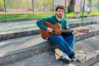 Der singende Tennistrainer aus Chemnitz - Daniel Lermann mit seiner Gitarre auf dem Tennisplatz im Küchwald.