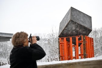 Der Skulpturengarten an der Hartmannfabrik: Ein Startpunkt für die Kulturhauptstadt - „Equation (e1)“ von Franka Hörnschemeyer: Der kühne Würfel aus recyceltem Baumaterial steht auf der Spitze.