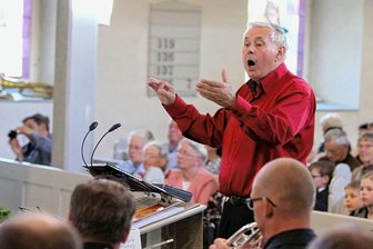 Der Sohn folgt dem Vater: Generationswechsel im Posaunenchor Rittersgrün - Gottfried Giera in seinem Element - beim Konzert anlässlich des 60-jährigen Bestehens des Posaunenchors Rittersgrün.