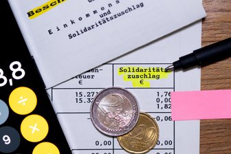 Der Solidaritätszuschlag bleibt, das Finanzproblem aber auch - Ohne die Einnahmen aus dem Solidaritätszuschlag würden allein im Haushalt für das laufende Jahr rund 12 Milliarden Euro fehlen.