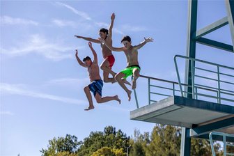 Der Sommer ist zurück: Diese Freibäder im Vogtland haben noch geöffnet - Sie genießen die Spätsommertage im Freibad Haselbrunn in vollen Zügen: Sidney Reinhold, Murell Franz und Lennox Sammler.