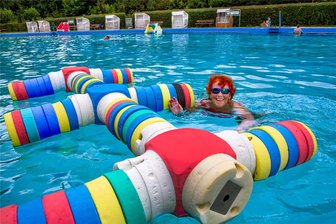 Der Sommer kommt zurück: Diese Freibäder rund um Freiberg und Flöha verlängern die Badesaison - Kaum ein Tag, an dem Conny Schmerler nicht ihre Bahnen im Becken des Falkenauer Bades zieht. Die Alleinunterhalterin und Entertainerin steigt sogar als Eisbaderin im Winter ins Wasser. Doch soweit ist es noch lange nicht.