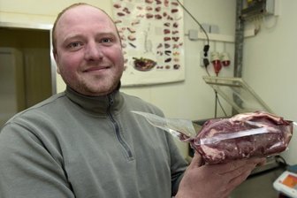 Der Sonntagsbraten vom Biolandwirt - In der eigenen Fleischerei werden Wurst- und Fleischwaren hergestellt und portioniert, hier zeigt Stefan Klemm ein verpacktes Rumpsteak. 