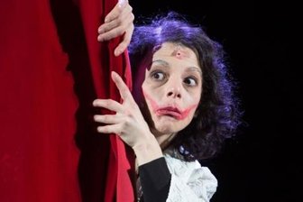Der Spatz von Paris - Edith Piaf, gespielt von Vasiliki Roussi.