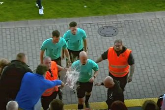 Der Spielabbruch von Zwickau: Zu Besuch beim Bierwerfer - Das ist der Moment: Das ehemaige FSV-Präsidiumsmitglied schüttet dem Schiedsrichter das Bier ins Gesicht.