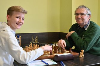 „Der Sportart fehlt die verdiente Anerkennung“: Warum der letzte DDR-Meister im Schach in Stollberg spielt - Thomas Pähtz (r.) saß beim Heimkampf gegen den SV Markneukirchen Toni Lutz gegenüber.