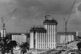 Der Stadthallenkomplex – ein Höhepunkt der Chemnitzer Architektur - Während auf dieser Aufnahme von 1969 das Hotel schon in die Höhe wächst, beginnen die Arbeiten bei der Stadthalle gerade.