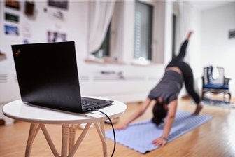 Der Stadtrat Penig auf der Couch: Stadtratssitzungen könnten ab sofort online gestreamt werden, wenn die Stadträte das möchten - Stadtratsbeschlüsse via Videokonferenz aus dem heimischen Wohnzimmer sind derzeit in Penig noch Utopie. Gedankenspiele dazu gibt es. 
