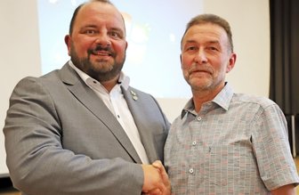 Der Staffelstab ist übergeben - Peter Haustein (r.) übergibt die Amtsgeschäfte an seinen Nachfolger Andreas Drescher.