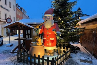 „Der Star kommt zuletzt“: Letzte Vorbereitungen vor der Eröffnung des Annaberger Weihnachtsmarktes - In wenigen Stunden wird der Annaberger Weihnachtsmarkt eröffnet. Auch der hölzerne Weihnachtsmann ist nun da.