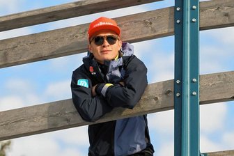 Der steile Aufstieg des Tim Kopp: Mit 24 schon Co-Bundestrainer - Tim Kopp schaut an der Schanze genau hin. Der Vogtländer wird künftig die Sprünge der deutschen Kombiniererinnen als Assistent von Bundestrainer Florian Aichinger genau unter die Lupe nehmen. 