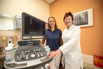 Der steinige Weg zur Praxisübernahme: Wie eine Plauener Hausärztin und Internistin jahrelang eine Nachfolge suchte - Die Internistin Dr. Regina Wernicke (rechts) sieht sich in gewisser Weise als Kriminalistin: Sie geht den Indizien sprich Symptomen einer Krankheit solange auf den Grund, bis der Fall gelöst ist und die Patienten im besten Fall gesund sind. Diesen Ansatz verfolgt auch Nachfolgerin Ricarda Schädlich.