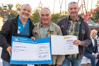 Der Stern des Sports leuchtet in Tirpersdorf - Mit ihrem Projekt "Eine Sportregion rückt zusammen" haben die Tischtennissportler des TTV Tirpersdorf in diesem Jahr nicht nur den Wettbewerb um den Stern des Sports im Regionalmarkt Oberes Vogtland gewonnen. Sie sind auch Sieger im gesamten sächsischen Vogtland, das sie nun auf Landesebene vertreten. Im Foto von links: Projektinitiator Bernd Schilbach, Dieter Hüttner und Jens Pöhler vom Tirpersdorfer Verein. 