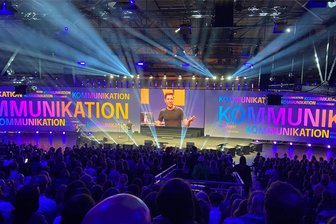 Der Steve Jobs von Chemnitz: Das ist das Geheimnis des Staffbase-Erfolgs - Staffbase-Geschäftsführer Martin Böhringer bei der Eröffnung der diesjährigen „Voices“. Die Staffbase-Konferenz mit der Atmosphäre zwischen Pop-Festival und Motivationsshow lockte rund 2000 Führungskräfte aus dem Bereich der Internen Kommunikation nach Berlin. Das Who is Who der deutschen Unternehmen war vertreten.