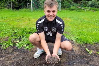 Der Stoff, aus dem die Träume sind: Kicker aus Schönfels fahren zur Matsch-WM - Besser so: Tom Suffa hat mit Matsch keine Berührungsängste.
