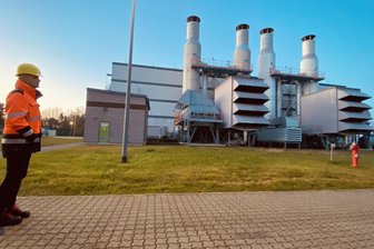 Der Stoff, aus dem Träume sind: Weshalb Wasserstoff zuerst durchs Erzgebirge strömt - Technisch ist das kein Problem: Ontras-Sprecher Sebastian Luther an der Erdgas-Verdichterstation in Sayda im Erzgebirge.