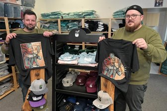 Der Stolz der Erzgebirger: Junge Unternehmer bringen den Steiger aufs T-Shirt - Steve Beyer (li.) und Sven Hannig haben das Label Aurp gegründet. Unter diesem werden auch die neu gestalteten T-Shirts verkauft.