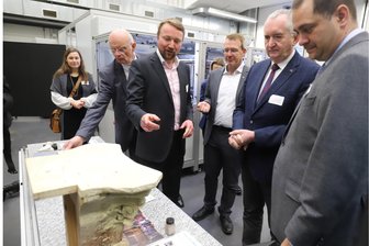 Der Super-3D-Drucker der Bergakademie: Kommt die technologische Revolution aus Freiberg? - Wertstoffe aus Reststoffen: Henning Zeidler (3. v. l.) zeigt den Besuchern, was mit Hilfe des 3D-Druckers an der Bergakademie Freiberg entstehen kann.