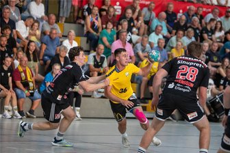 Der SV 04 Oberlosa brilliert gegen einen Bundesligisten, verliert aber dennoch deutlich - Oberlosas Sommerzugng Aleksander Olkowski (am Ball) traf gegen Bundesligist HC Erlangen einmal.