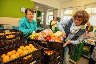 Der tägliche Kampf ums tägliche Brot: Hinter den Kulissen der Tafel - Die Plauener Tafel hat eine Festangestellte, Jana Morawetz (rechts im Bild - zusammen mit Ines Fischer, links). Sie ist die Chefin hier und verhandelt mit Lebensmittelmärkten.