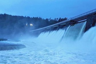 Der Tag, an dem die Talsperre Pirk überlief - Am Abend des 24. Mai 2018 lief die Talsperre über. Die Fischbauchklappe musste geöffnet werden.