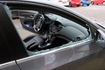 Der Tag im Landkreis Zwickau: Eingeschlagene Autoscheiben und eine Debatte um Karl May - Derzeit werden in Zwickau wieder vermehrt Seitenscheiben von Autos eingeschlagen. 
