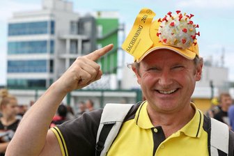Der Tag im Landkreis Zwickau: Fans erinnern an abgesagten Grand Prix - Der bekannte Bastler Udo Naumann mit einer Corona-Kappe.