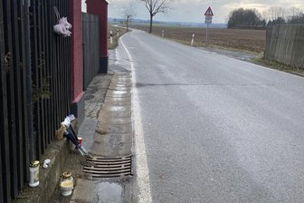 Der Tag nach dem Tötungsdelikt im Vogtland: „Kein Ort ist davor gefeit“ - Brennende Kerzen, Blumen und Plüschtiere. Am Ereignisort finden Trauer und Anteilnahme nach und nach ihren Ausdruck.