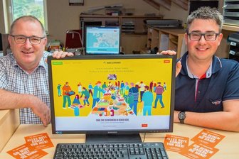 Der "Tante-Emma-Laden im Internet" von Lugau feiert Geburtstag - Die beiden Betreiber der Schwärmerei Lugau: Volker Solbrig (rechts) und Jens Kaltofen mit dem Internetauftritt der Marktschwärmer.