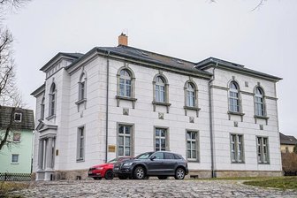 Der Tempel und die Loge: Schneeberger Freimaurer lassen hinter die Kulissen blicken - Die Schneeberger Freimaurerloge in der Seminarstraße 39. Im Erdgeschoss befindet sich ein Steuerbüro. Der Tempel liegt im ersten Stock, im zweiten gibt es eine Logenbibliothek. 