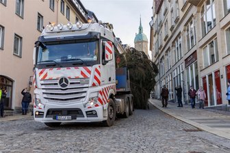Der Termin steht: Nächste Woche kommt der Annaberger Weihnachtsbaum - Ein ähnliches Bild wie zuletzt 2022 soll es nächste Woche in Annaberg wieder geben: Dann kommt der Weihnachtsbaum für den Weihnachtsmarkt.