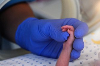 "Der Tod begleitet uns": So kämpfen Schwestern auf der Intensivstation um Frühchen - 14 Behandlungsplätze für Frühgeborene hält die Intensivstation der Kinderklinik an der Flemmingstraße bereit. Häufig müssen die Babys beatmet und künstlich ernährt werden. Sie liegen meist viele Wochen auf der Station.
