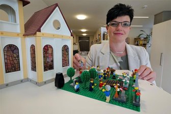 Der Tod gehört zum Leben dazu: Wie ehrenamtliche Arbeit in einem Glauchauer Hospiz aussieht - Franziska Lehmann hat sich entschieden, im Glauchauer Hospiz „Lebensspur“ Schwerstkranke und Sterbende ehrenamtlich zu begleiten. Auch die Trauerarbeit gehört dazu. Hier wird den Angehörigen geholfen, mit unterschiedlichen Kreativtechniken Trauer auszudrücken.