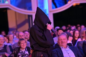 „Der Tod“ in Zwickau: „Beim Lebkuchen ist schon der Name diskriminierend“ - „Der Tod“ mischte sich in Zwickau auch unter das Publikum. Zum Glück überlebten alle Besucher die Vorstellung.