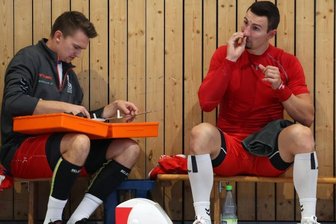 Der Torjäger mit der Blut-Nase - Handballer Vaclav Klimt (rechts) vom HC Glauchau/Meerane bekam im Spiel gegen Hermsdorf einiges ab und musste mit blutender Nase behandelt werden. Eine schwerere Verletzung gab es bei den Gästen. 