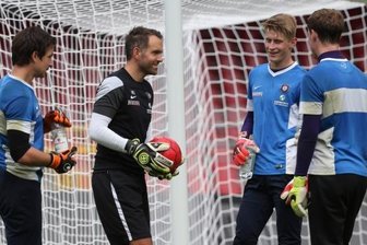 Der Torwartflüsterer - Max Urwantschky (2. von links), hier mit Martin Männel, Robert Jendrusch und Mario Seidel, kam vor anderthalb Jahren unter Trainer Tomislav Stipic vom damaligen Drittliga-Absteiger Burghausen zum FC Erzgebirge.