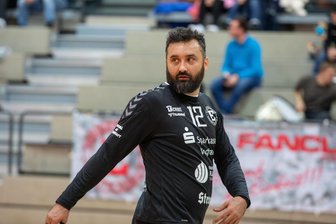 Der Torwarttrainer der Rivalen: Josef Pour soll die Handball-Keeper des HC Einheit Plauen und des SV 04 Oberlosa besser machen - Josef Pour schaut eigentlich lieber nach vorn als zurück.