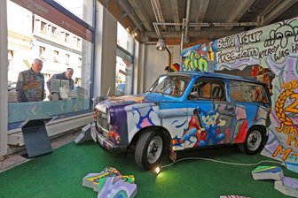 „Der Trabant rückt ins Herz der Stadt“: Leeres Zwickauer Kaufhaus als Showroom für besondere Trabis - Trabant als Hingucker hinter Glas: Schaufensterausstellung im einstigen Kaufhaus Joh in Zwickau.