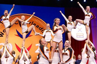 Der Traum jedes Cheerleaders: Acht Vogtländerinnen haben es bis nach ganz oben geschafft - In diesen Minuten ging es um alles: Das Juniorteam aus Deutschland hat bei der Cheerleading Weltmeisterschaft in Orlando alles gegeben.