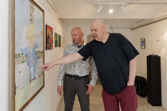 Der Traum vom Dukatenesel: Kunstkeller zeigt Ausstellung zum Thema „Geld“ - Bis 3. Oktober ist die Ausstellung zum Thema Geld im Annaberger Kunstkeller zu sehen. Im Bild die beteiligten Künstler Jörn Michael (links) und Holger Wendland, von dem einst die Idee dazu kam.