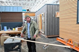 Der Traum von Mini-Haus aus Holz: Zwei Chemnitzer arbeiten daran - Die heutigen Holzhäuser von Cabin-Wood-Chef Sascha Wagner werden nach der Produktion in Chemnitz mit einem Lkw an den Wunschort gebracht. 