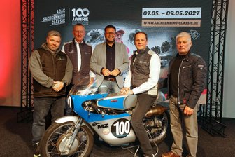 „Der Traum wären Agostini und Rossi“: 100 Jahre Sachsenring - so groß wird die Jubiläumsparty - Die Macher der Jubiläumsfeier mit einer historischen MZ-Rennmaschine (v. l.): Frank Meier, Peter Weidinger, Lars Kluge, André Rudolph und Klaus Bräuer.